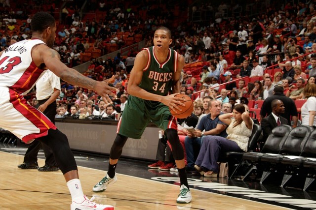 NBA官方：国王GM麦克奈尔当选年度最佳总经理